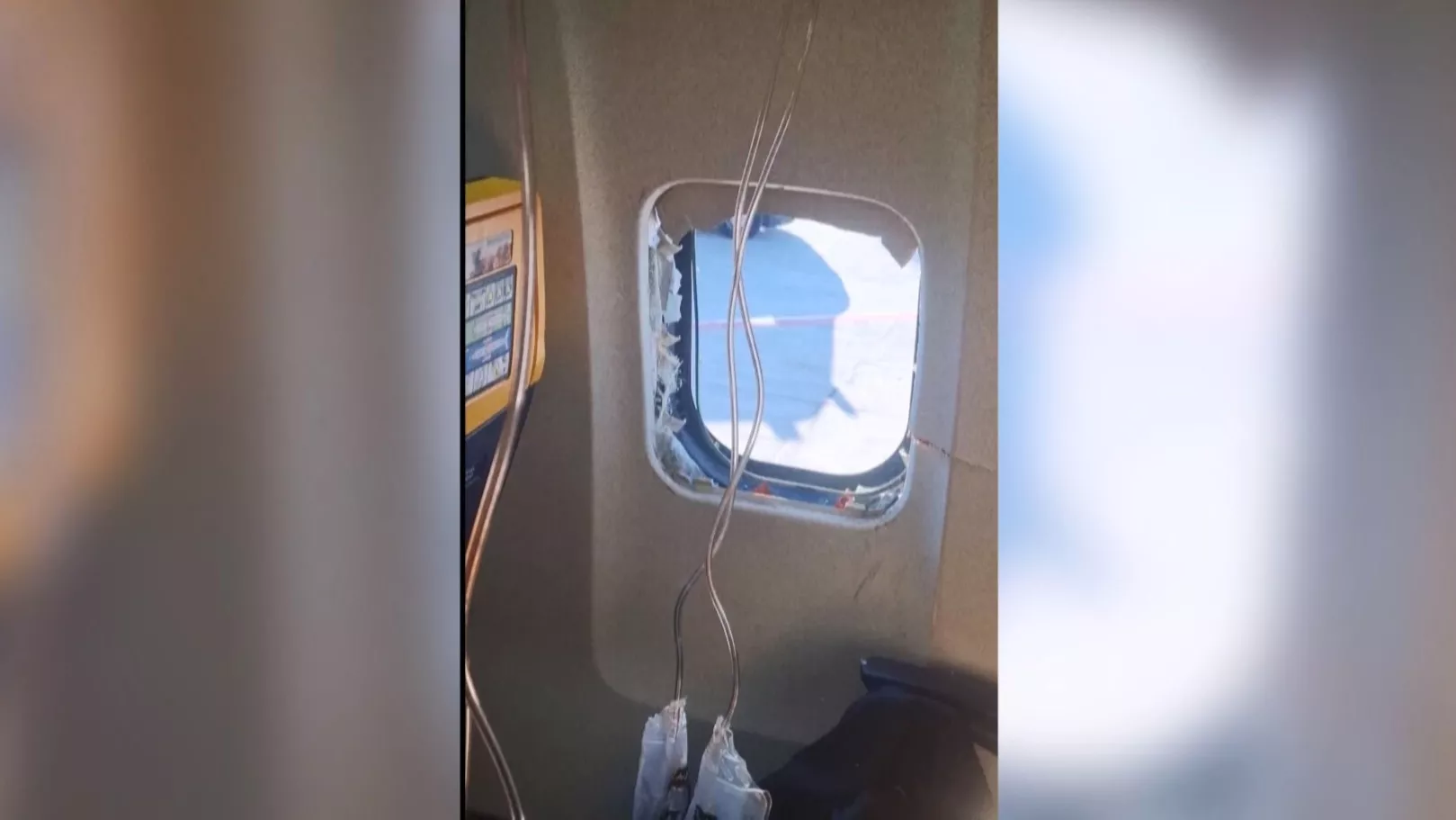 瑞安航空班機窗戶脫落 乘客遭吸出艙外、妻偕眾人拉回