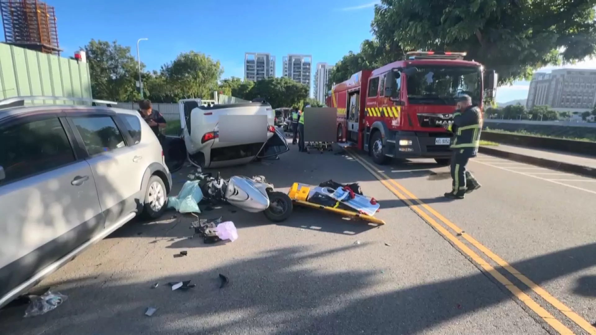 台中轎車擦撞機車3人送醫 騎士卡車底失去生命徵象