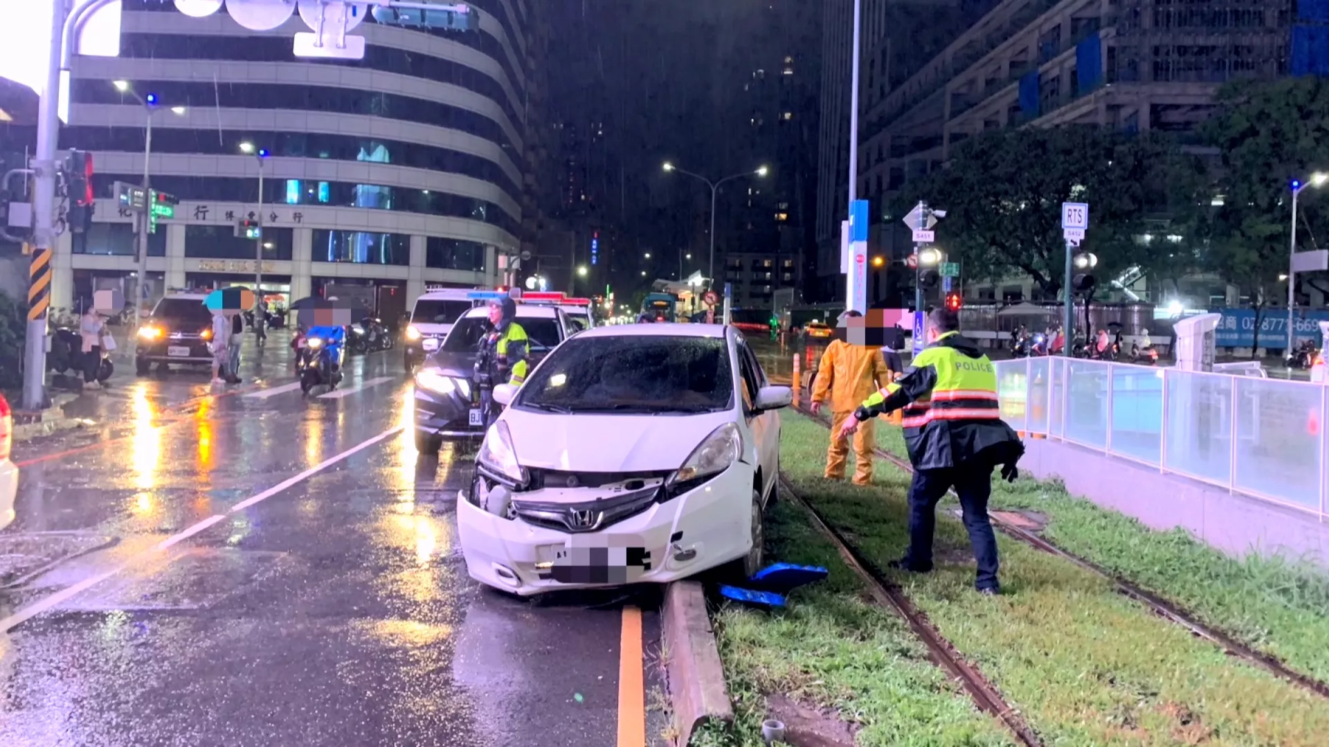 高雄男酒駕闖輕軌 汽車自撞石墩卡軌道