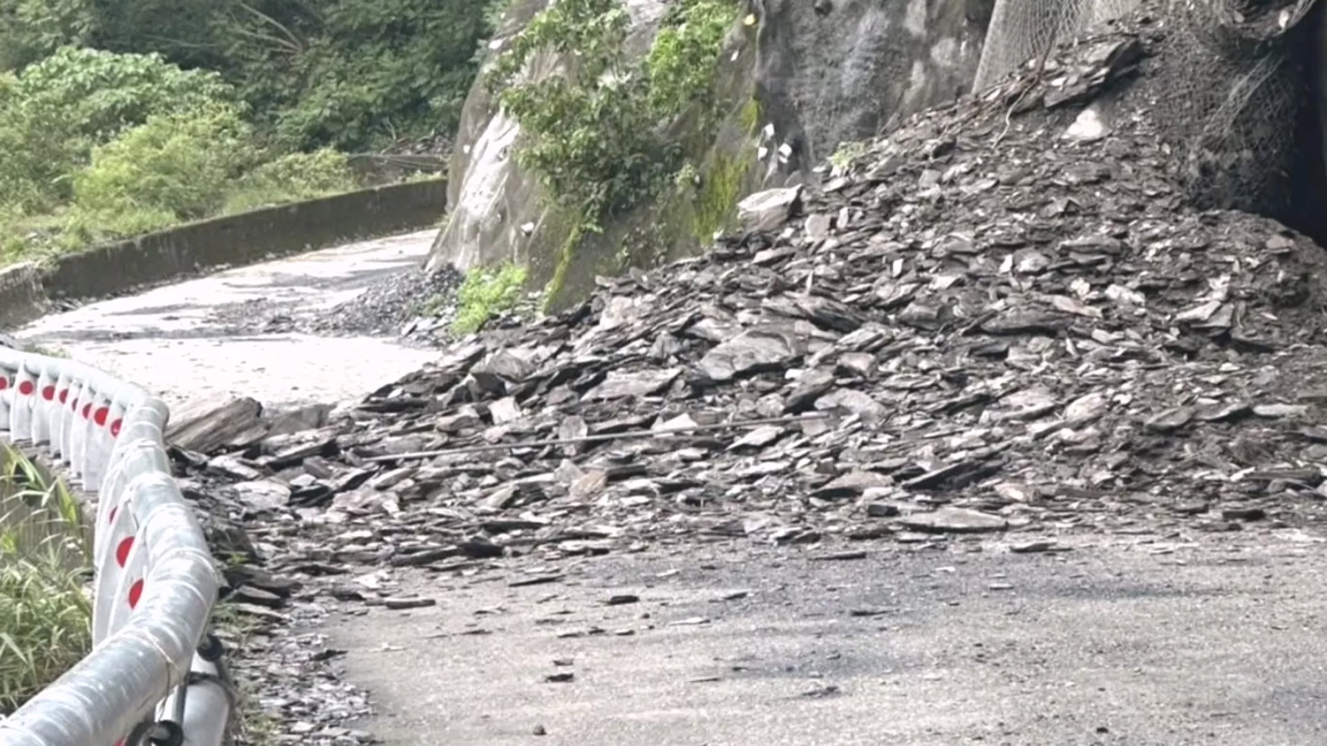 霧臺佳暮部落聯外道土石崩落 交通一度中斷