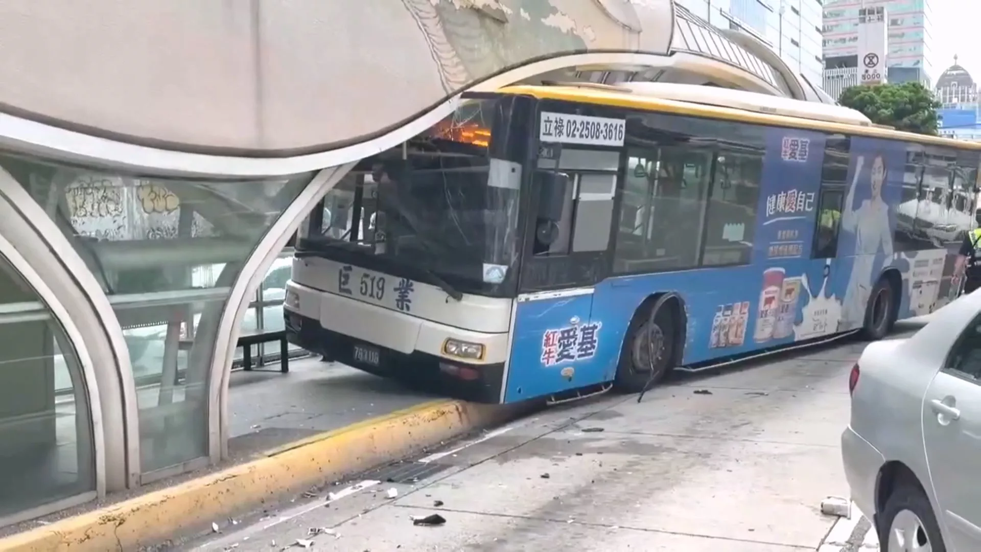 台中客運遭擦撞衝進BRT站 5人受傷送醫