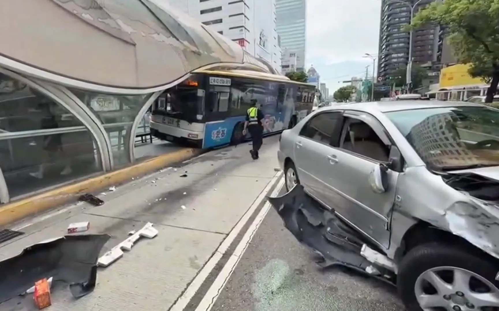 臺中巨業客運予車挵著 衝入BRT站致5人受傷