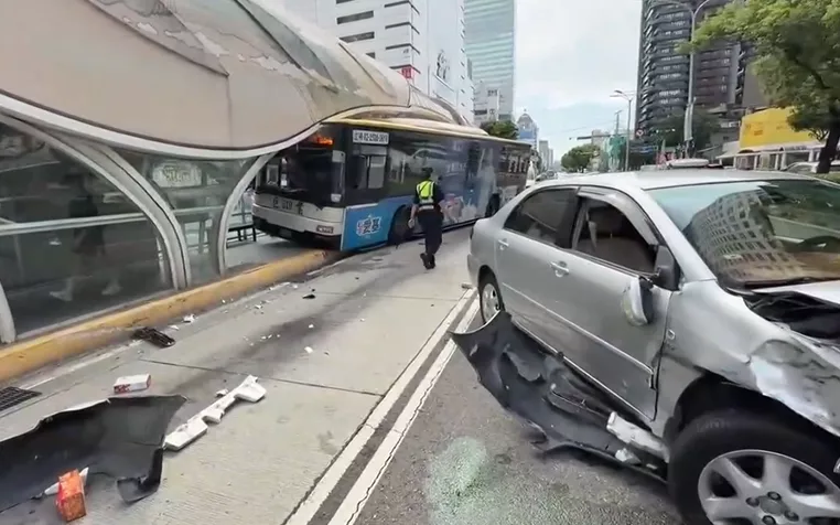 臺中巨業客運予車挵著 衝入BRT站致5人受傷