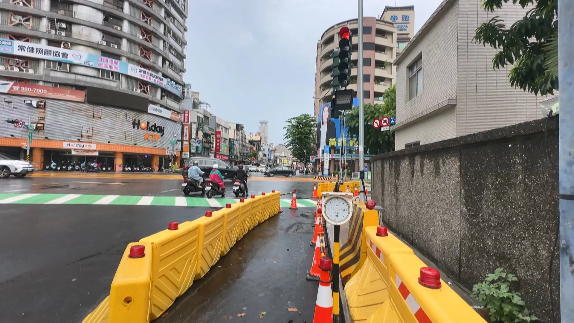 捷運施工高雄人行道退縮 暫置號誌桿更不利通行