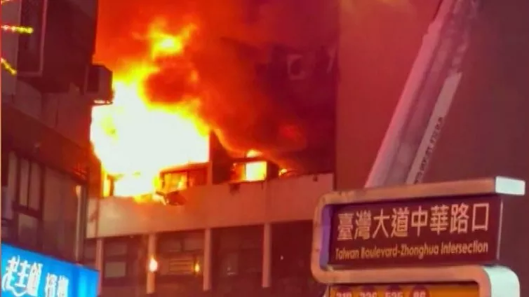 Api lalap hunian di Taichung, 5 orang dan 1 PMA terjebak di atas atap gedung