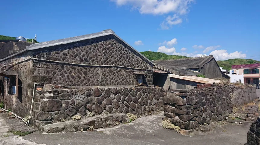 新北馬崗石頭屋登錄文化資產遭拒 行政救濟勝訴確定撤銷原處分