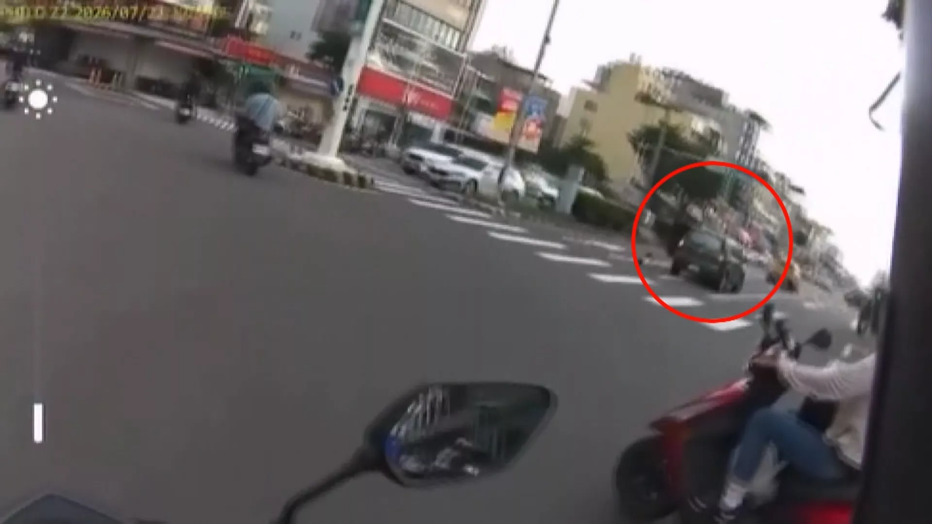 嘉義幼童摔出車外幸後方未有車 警依道交條例對駕駛人開罰