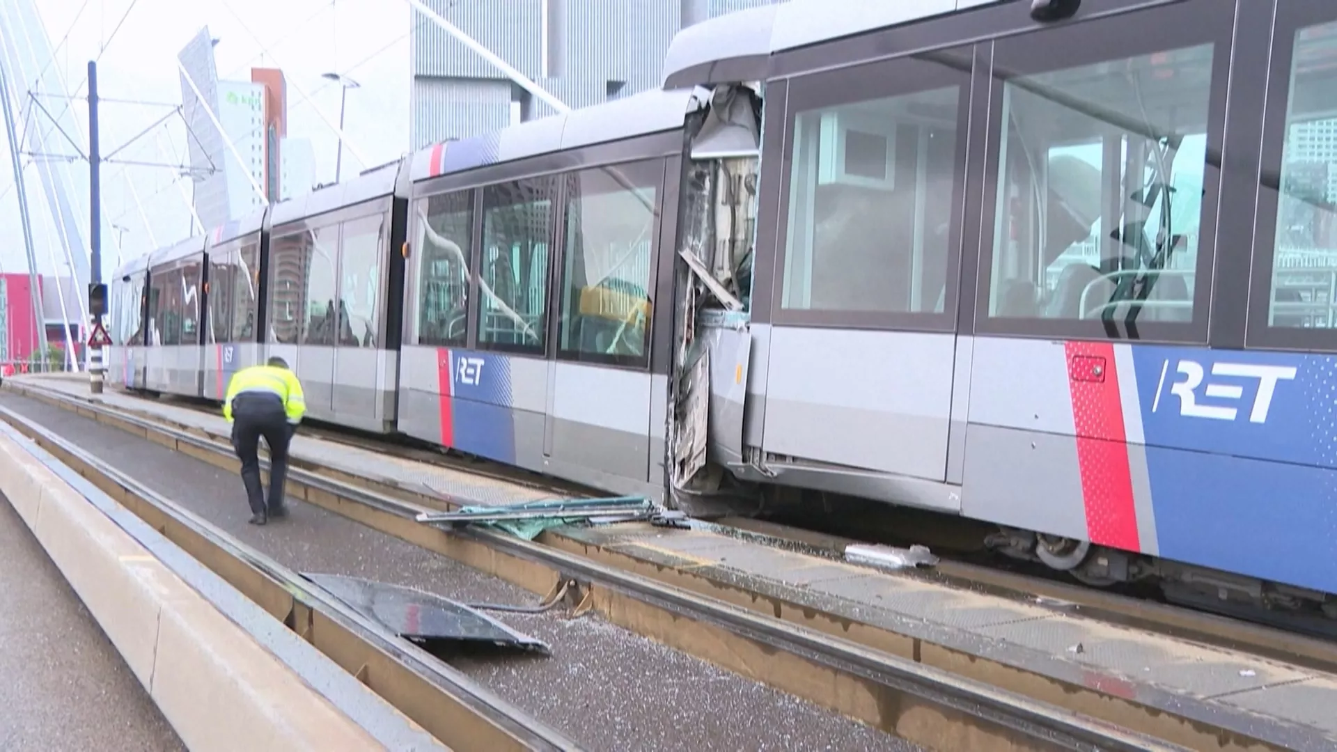 等船隻過橋遭另一電車追撞  荷蘭鹿特丹電車事故15人傷