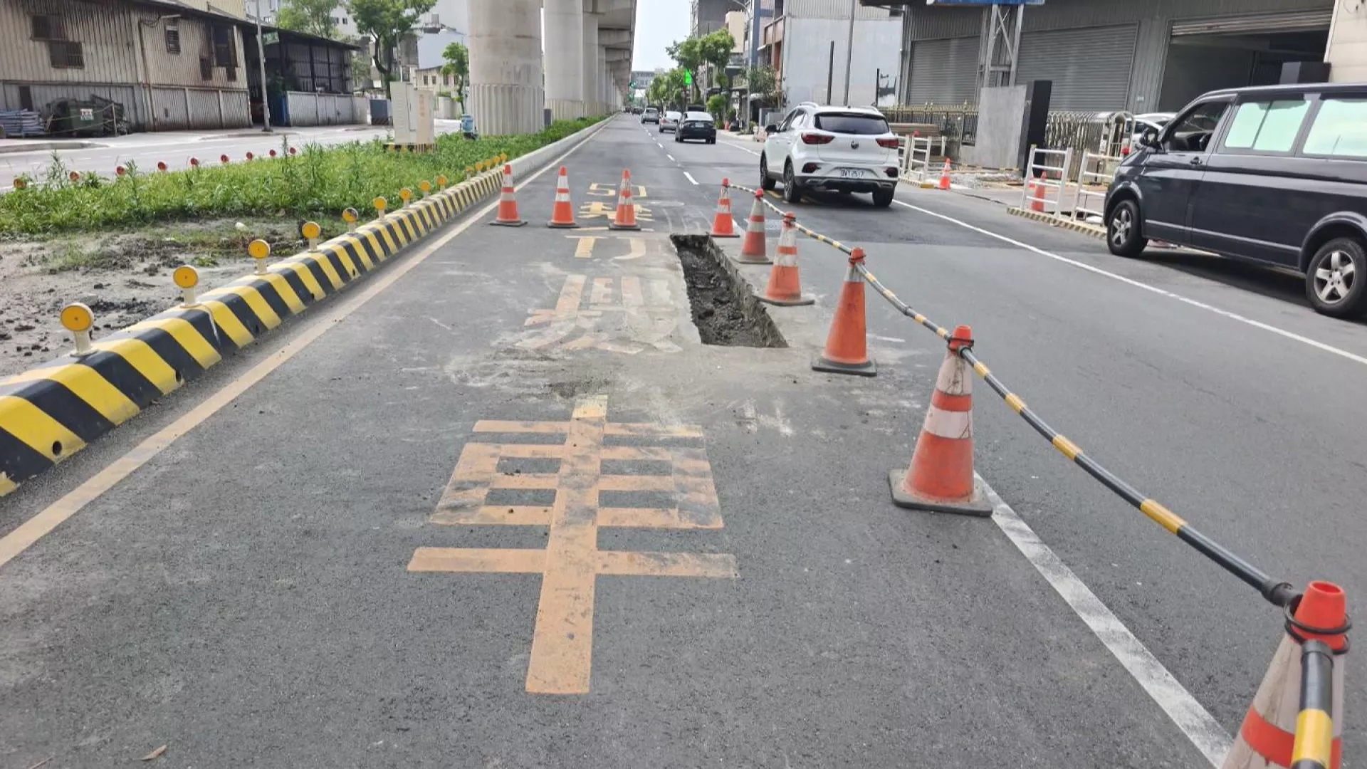 桃園南崁道路刨鋪施工設三角錐 民眾反映騎車如障礙賽