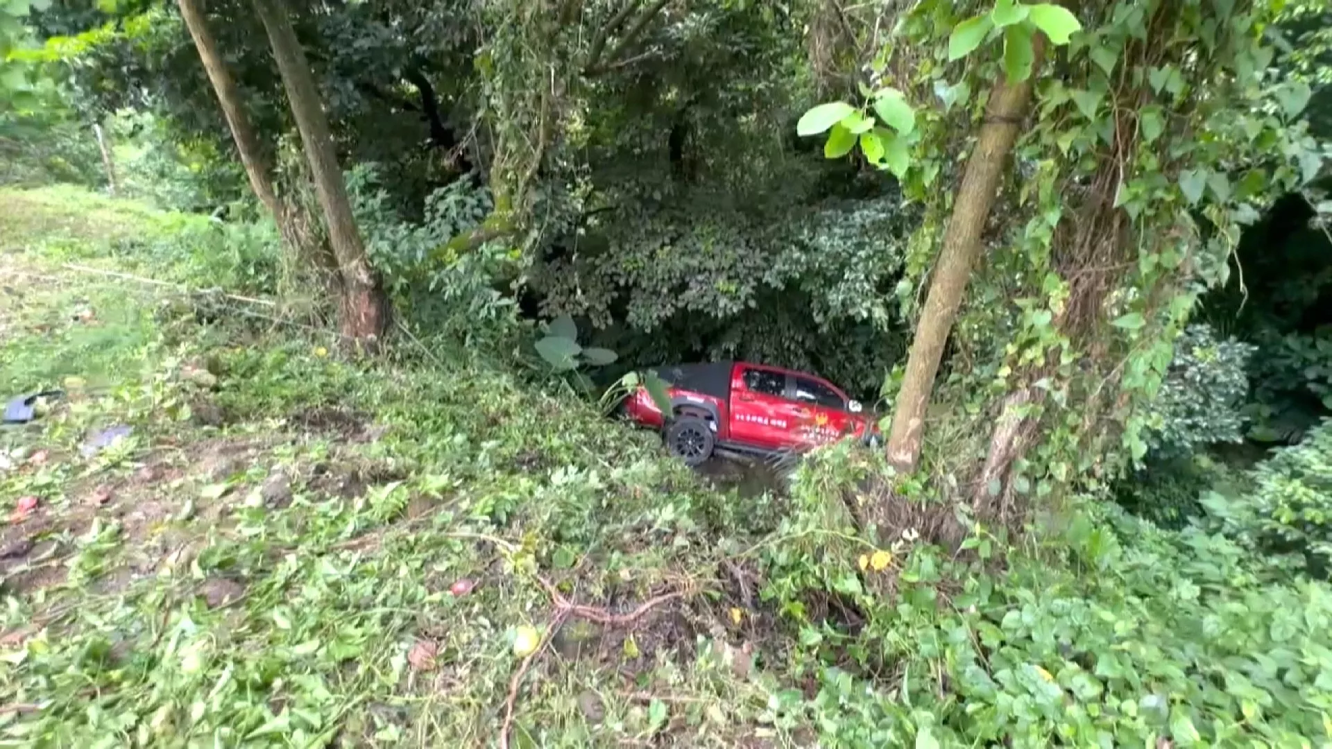消防車疑煞車失靈衝落山溝 台南山域搜救訓練事故釀4傷
