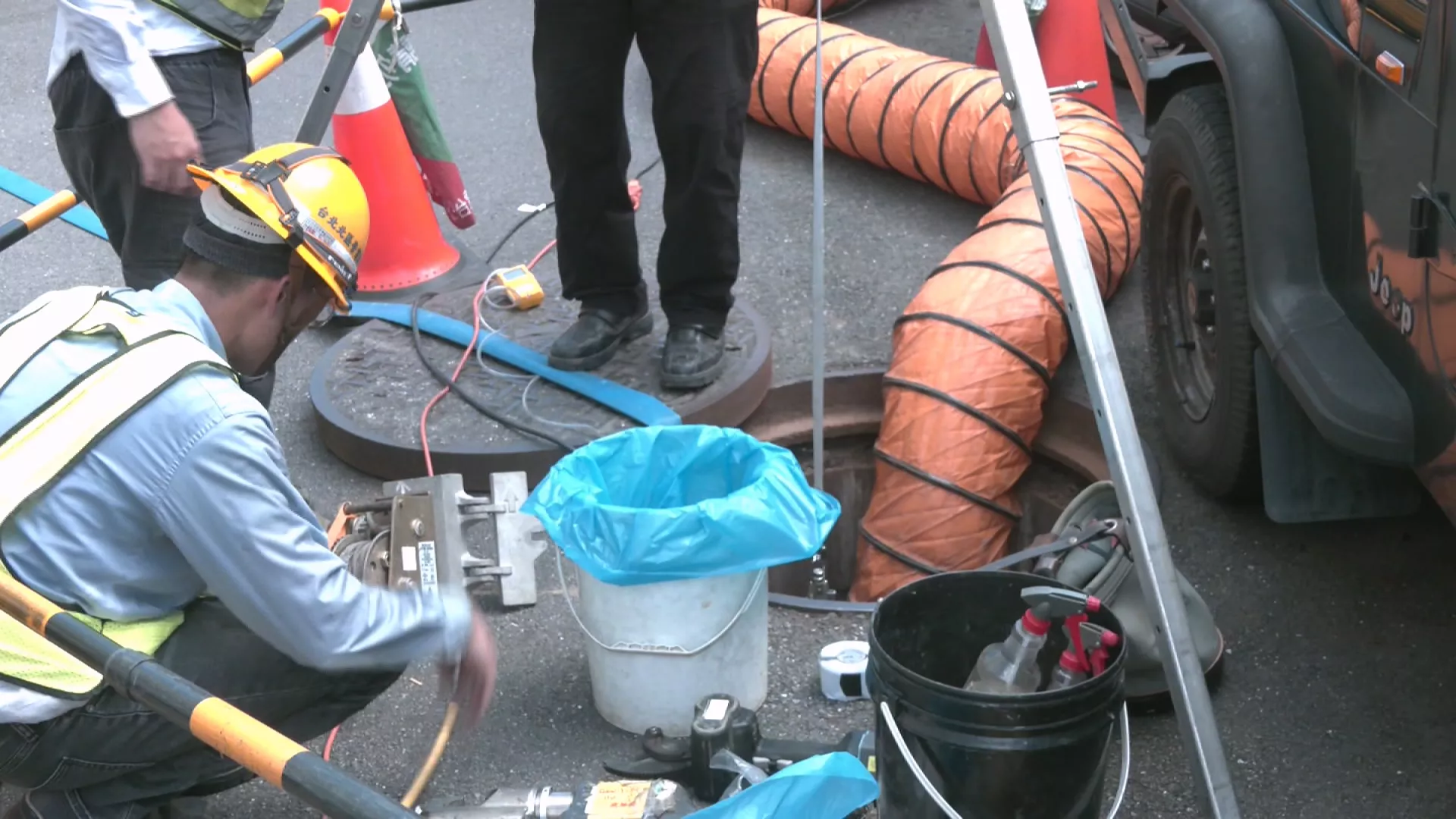 北投人孔蓋爆炸2695戶停電 台電初判高壓電纜接頭故障導致