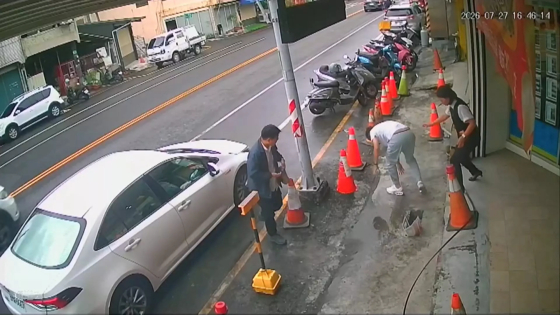 台南排水溝清淤後遇雨反積水 民代到場會勘險失足踩空