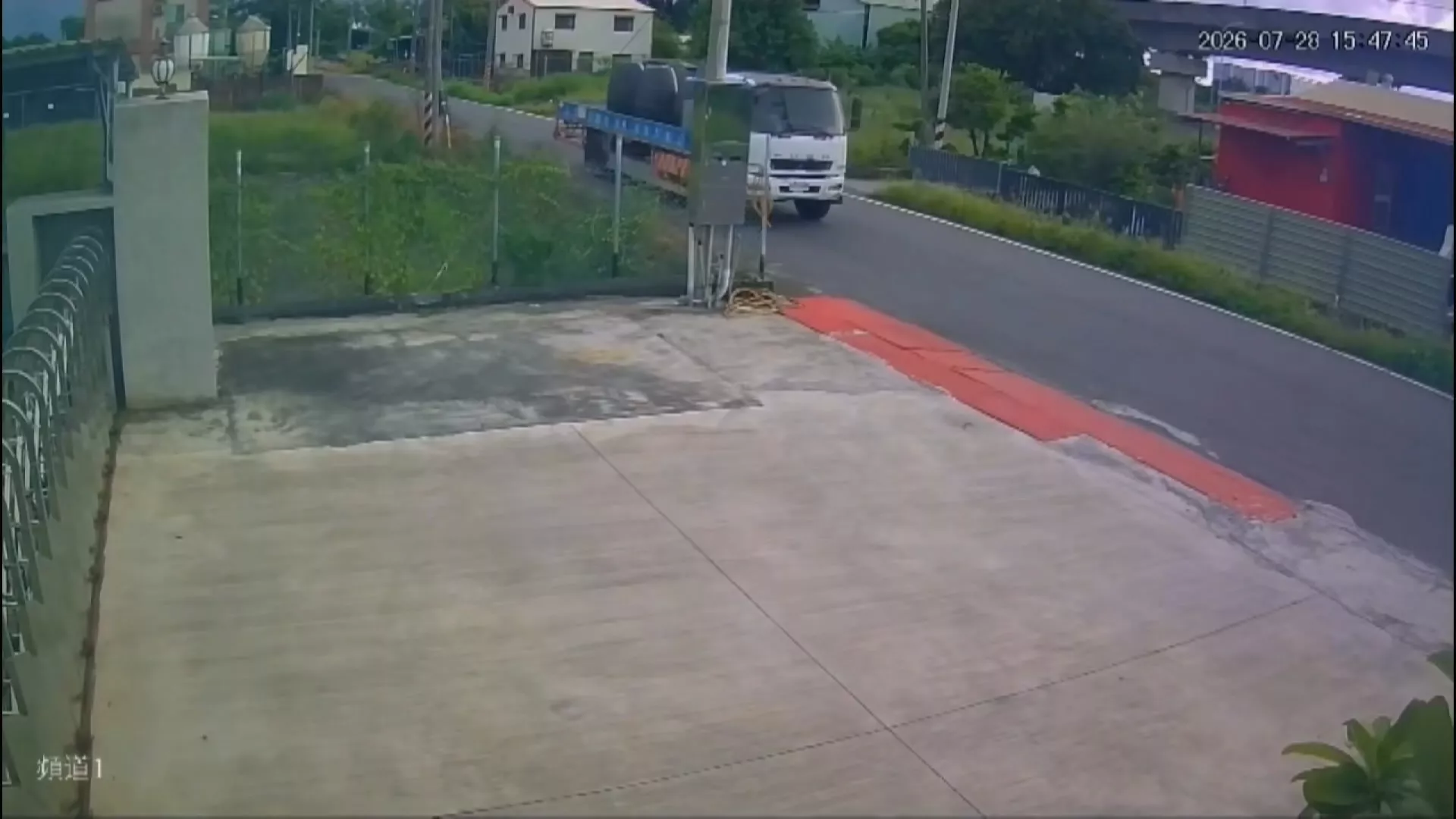 台南貨車倒車未注意後方路況 機車騎士遭拖行百公尺擦傷