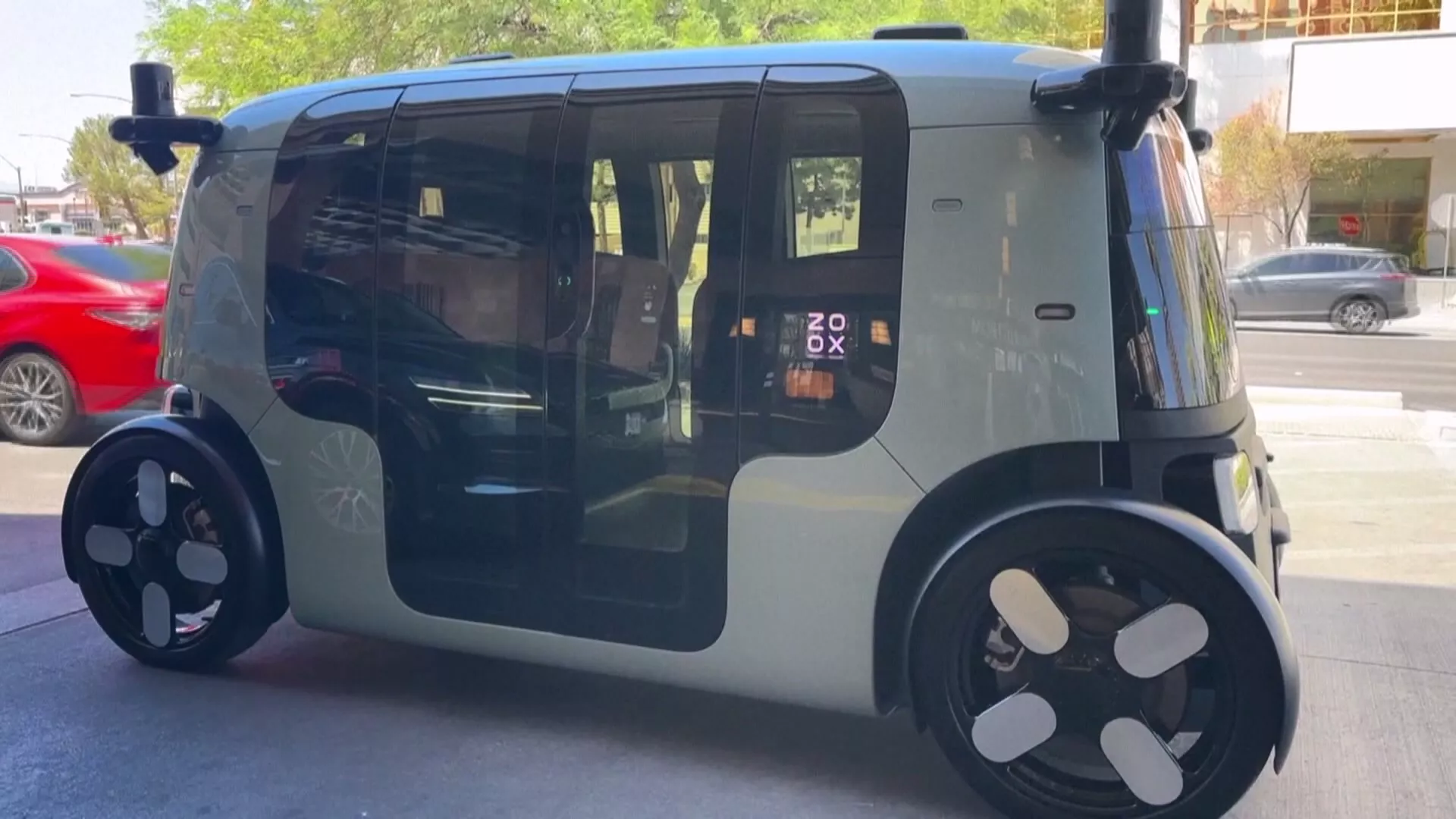 無煞車踏板及駕駛座 美國Zoox無人車獲准營運