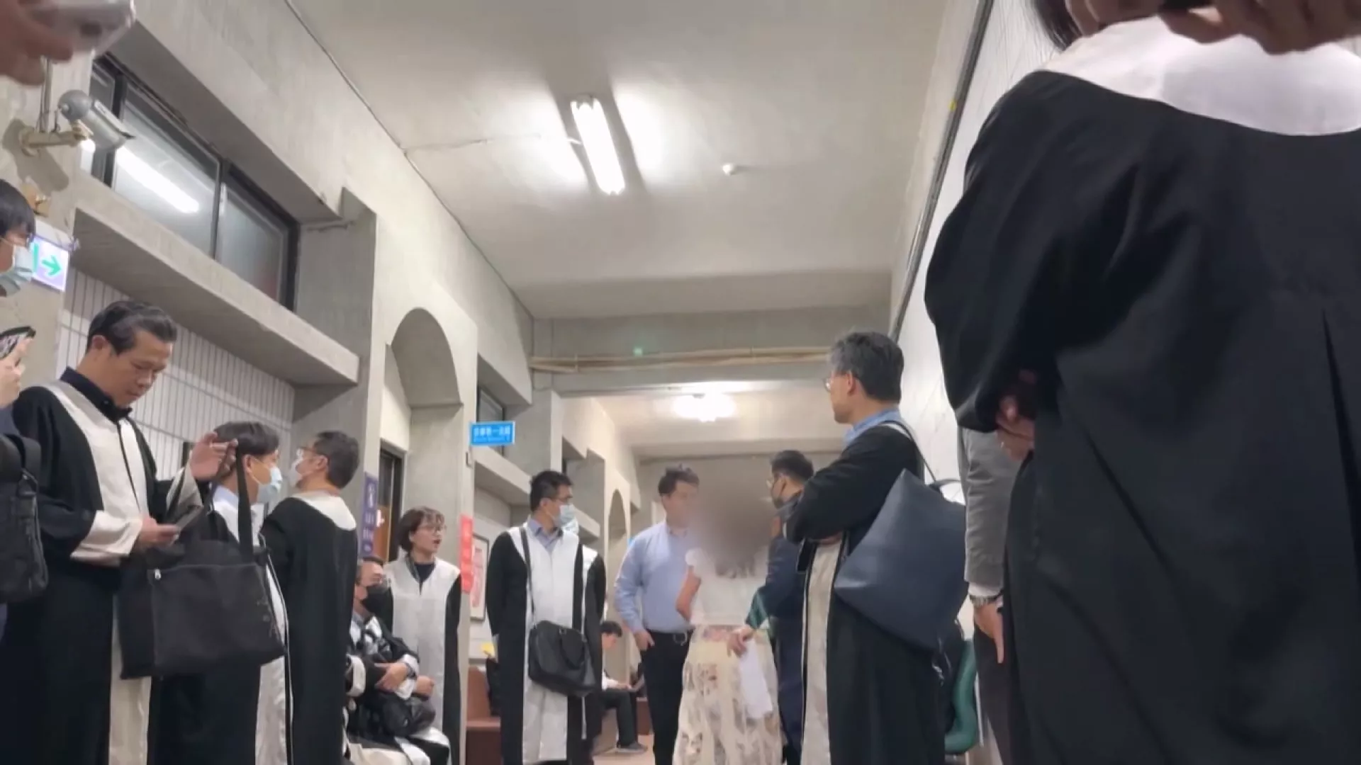 尋求免費法律諮詢時情緒失控 女子拿紅茶潑灑律師