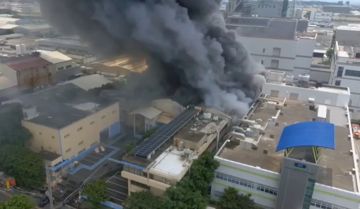 新竹某工廠爆炸著火 數公里外攏看會著烏煙