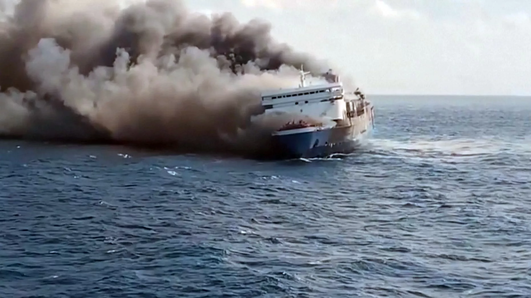 KMP Mutiara Sentosa II terbakar di perairan utara Pulau Madura, 5 tewas, 39 hilang