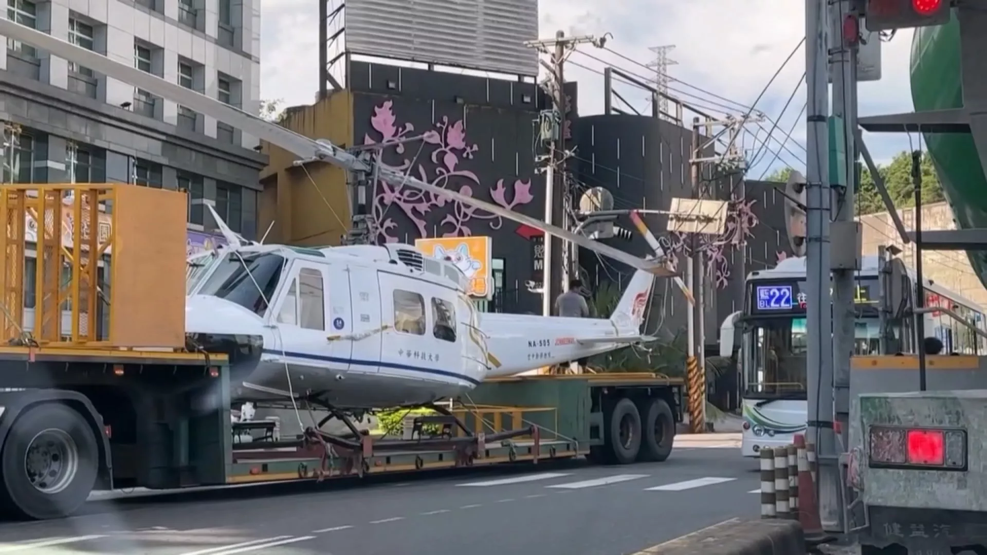 新北拖曳車運直升機發生事故 螺旋槳扯落電纜一度影響交通
