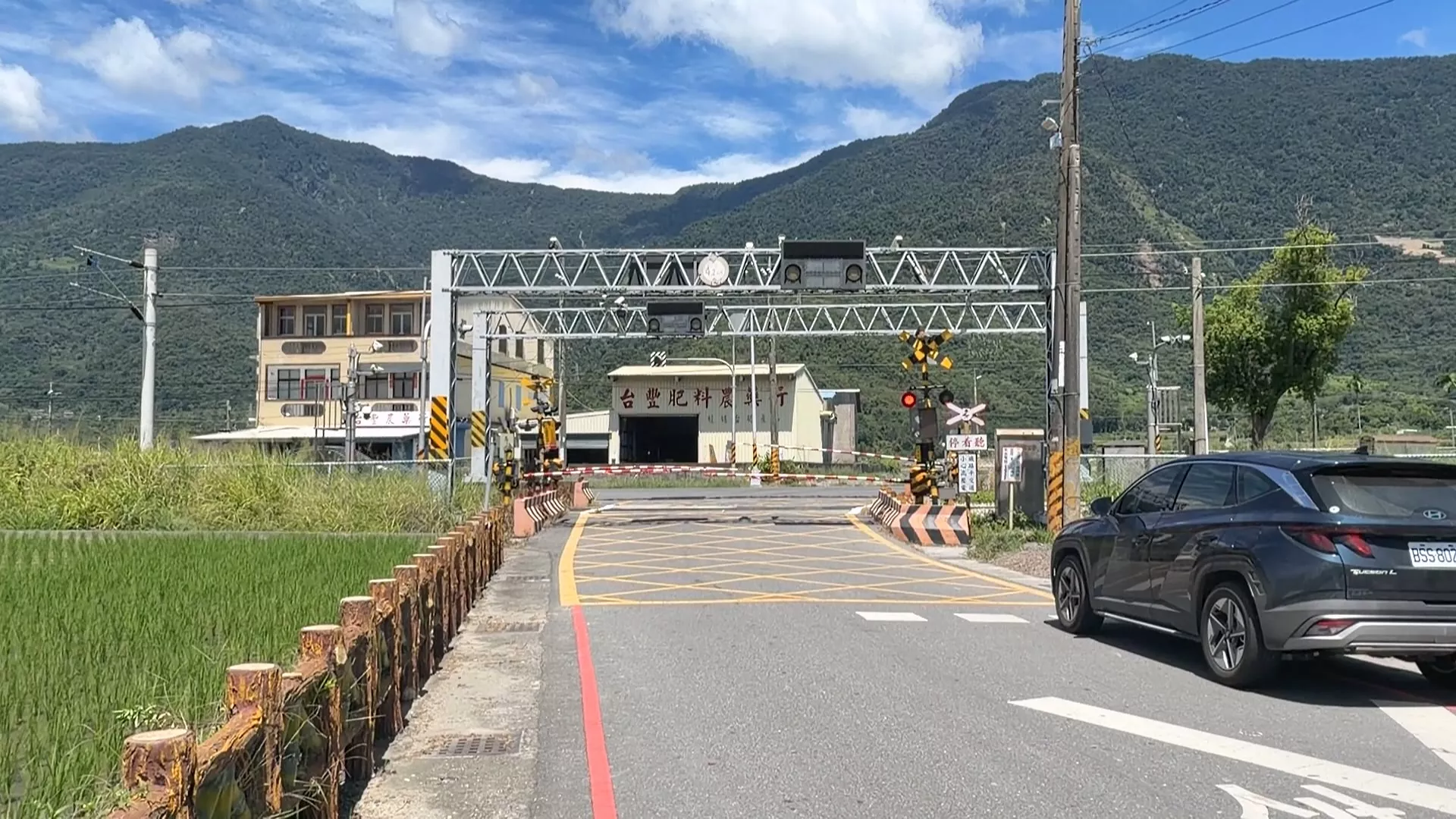 農用車輛頻遭平交道柵欄卡住 台東關山居民盼增設連動紅綠燈
