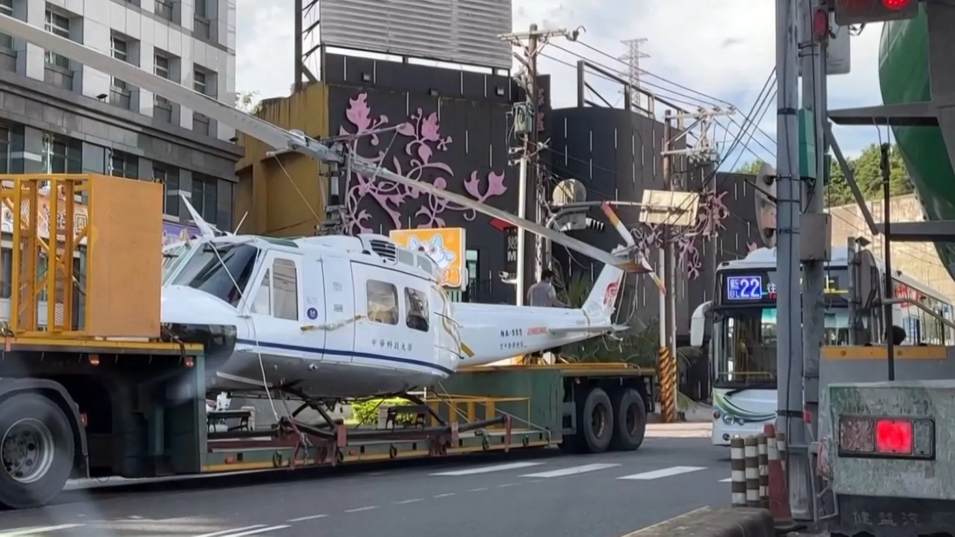 Truk trailer angkut helikopter, baling-baling tersangkut kabel dan tabrak CCTV