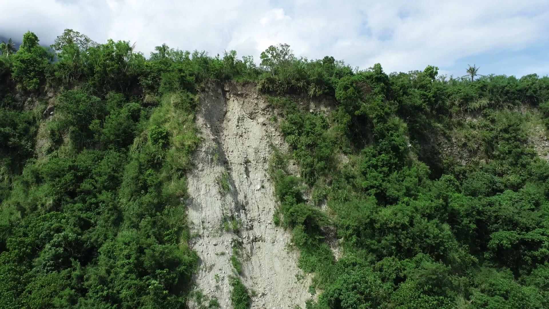 地球公民基金會花東辦公室專員梁聖岳指出,開發基地範圍下方,近年颱風或大雨也屢見崩塌情形發生。圖為資料畫面