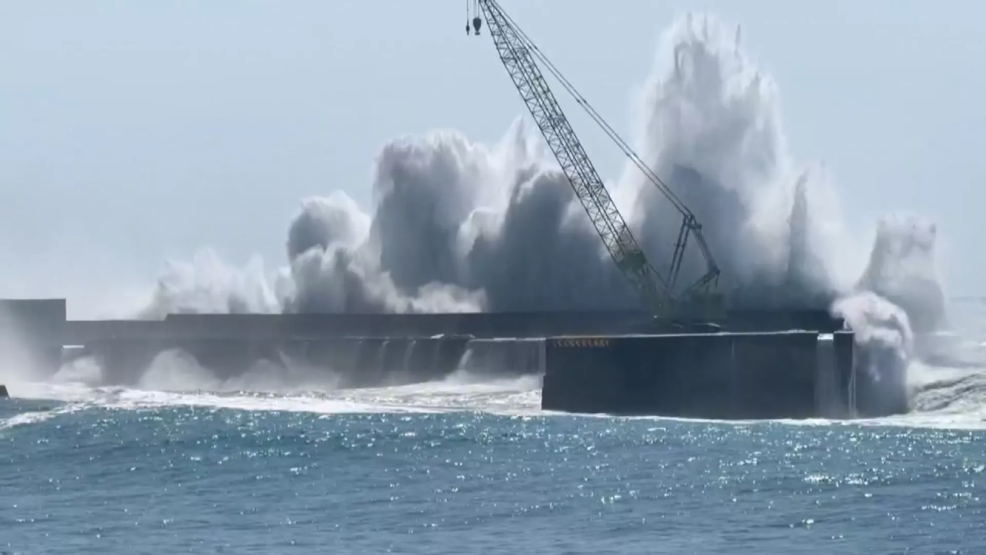 颱風環流在台東掀6.5米巨浪 綠島2千遊客疏運返台灣本島