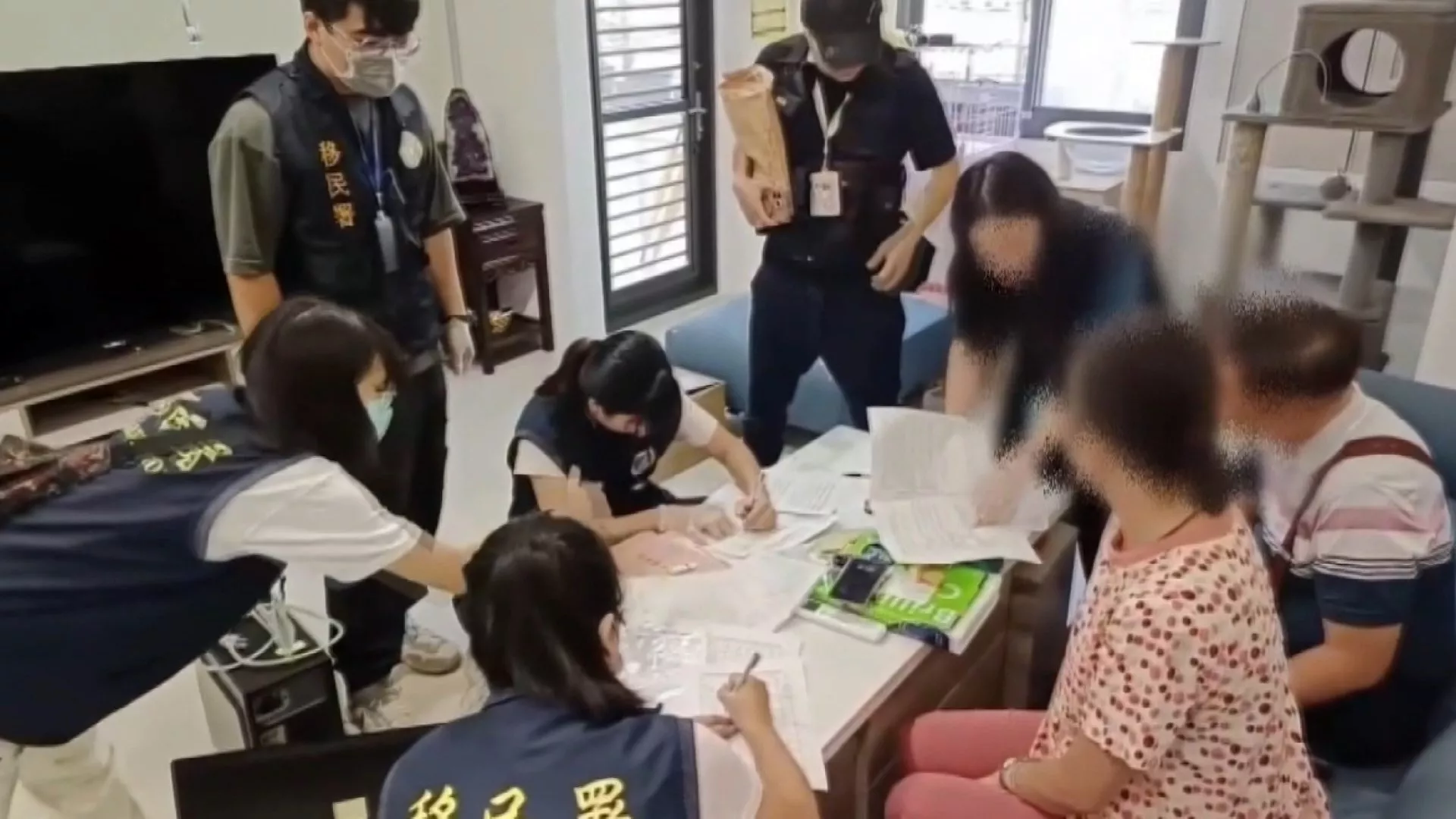 Triệt phá đường dây môi giới ''ma'' trục lợi 7 triệu Đài tệ