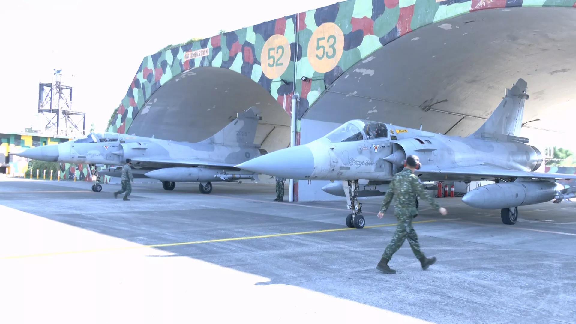 新竹空軍基地模擬遭共軍轟炸 幻象2000戰機演練升空攔截
