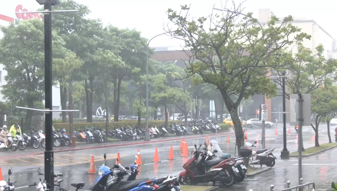 淡水有捲螺仔風 北市強風搧倒圍籬.鷹架1傷