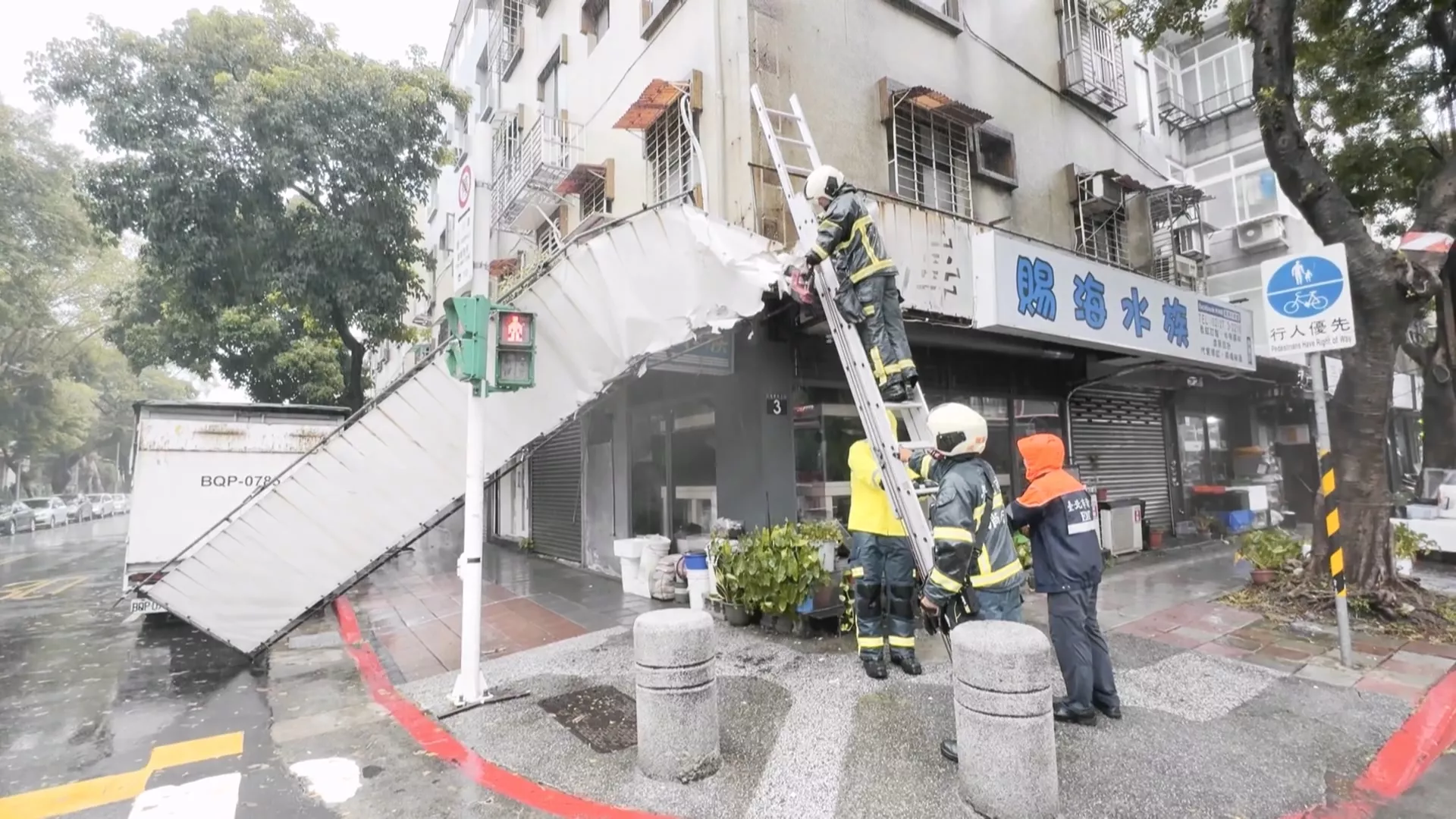 白海豚颱風北北基災情逾400件 多為招牌掉落、路樹傾倒