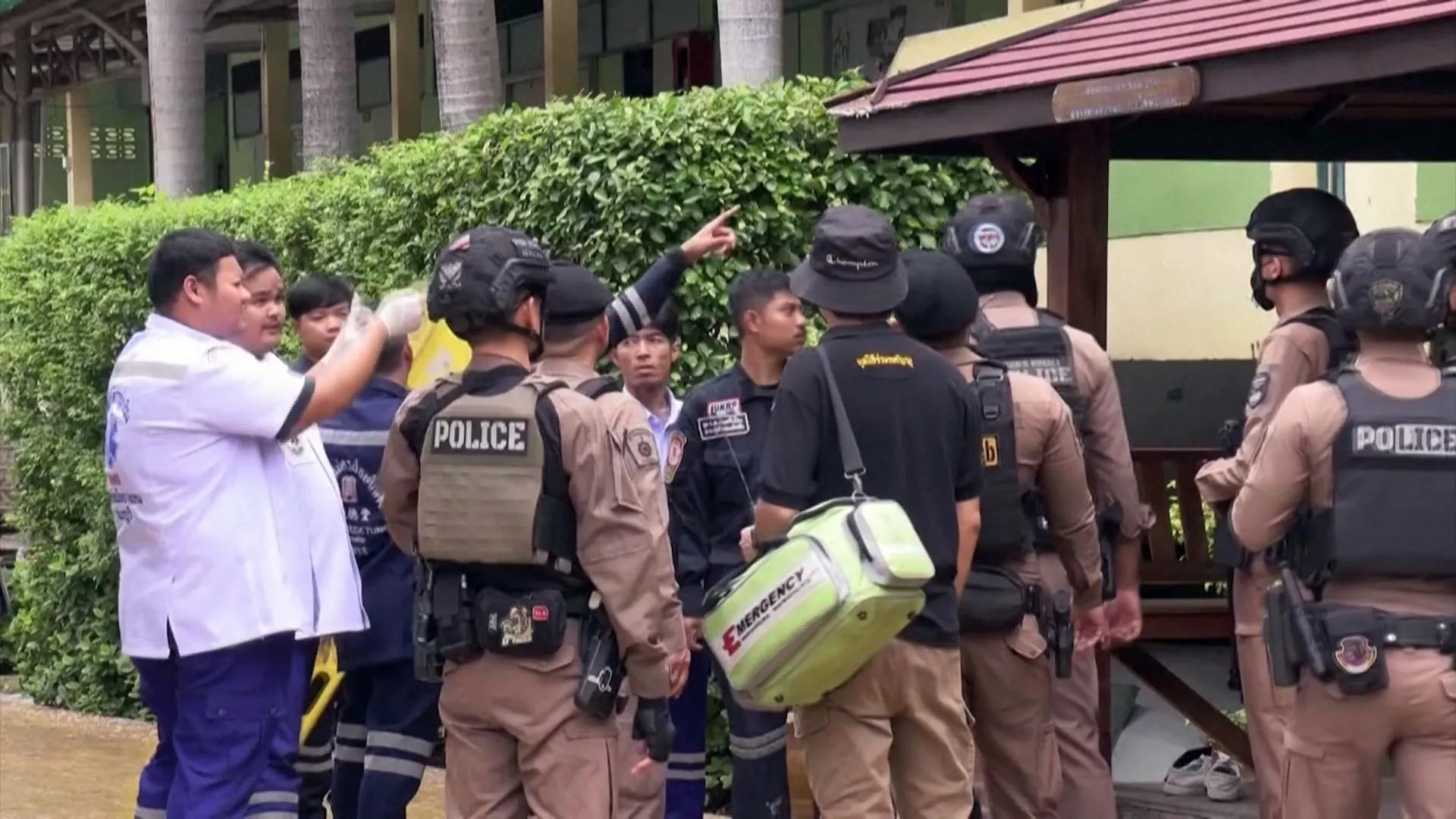 เหตุกราดยิงใน รร. สังเวย 9 ศพ นายกฯ อนุทิน ลั่น "คุมเข้มอาวุธปืน"