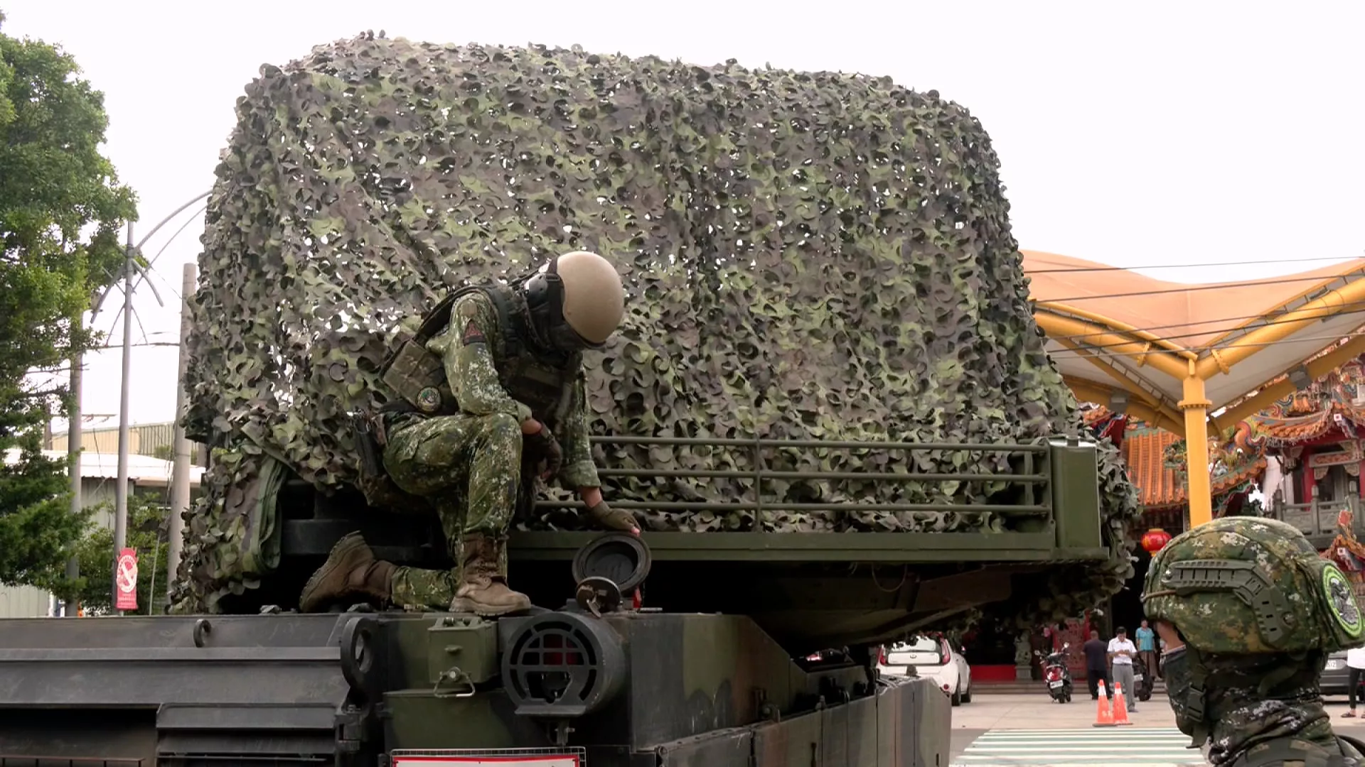 M1A2T戰車首度參與漢光演習 車身裝迷彩防護網反制無人機
