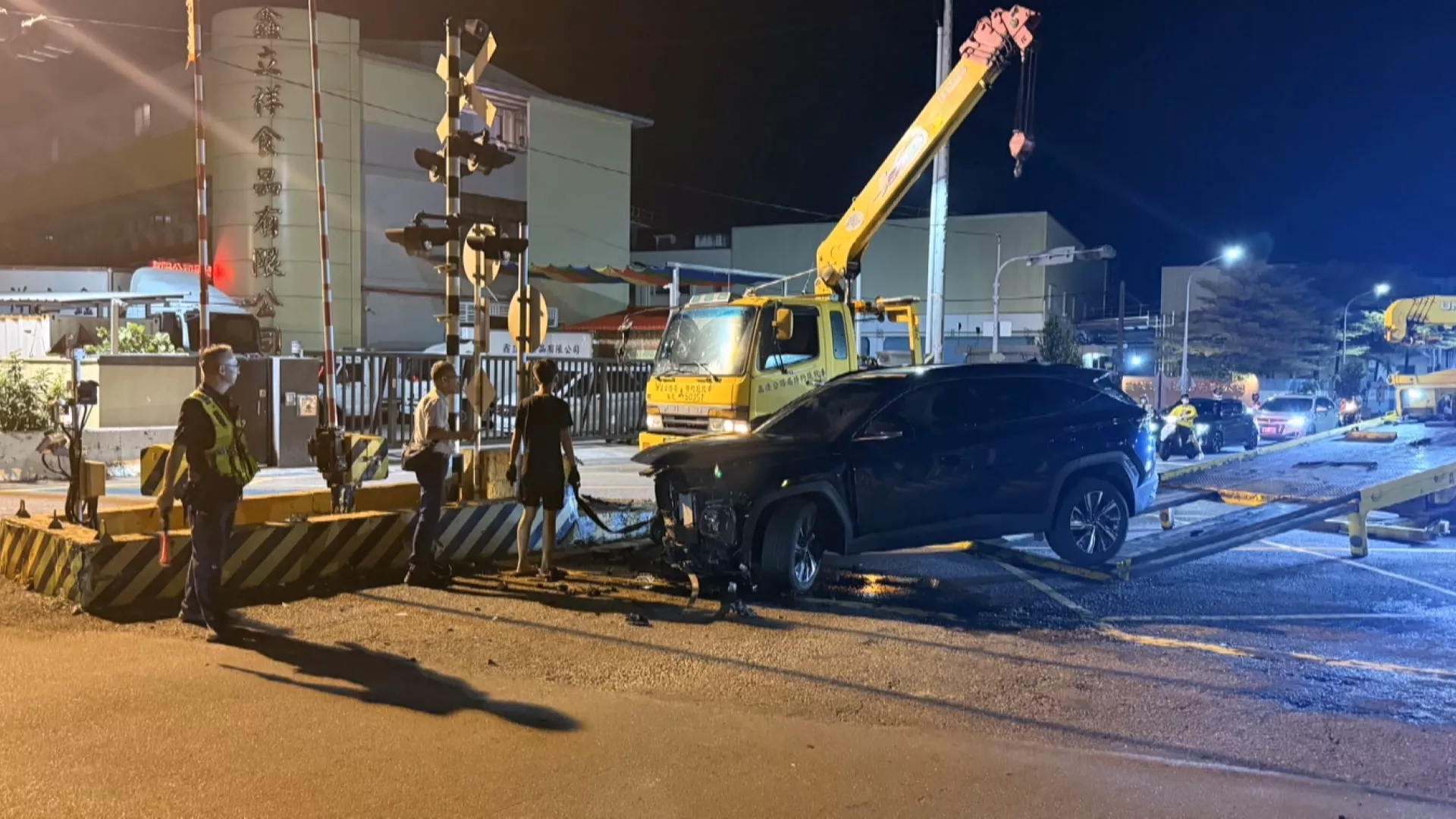 台南休旅車自撞平交道釀2傷 疑駕駛癲癇發作導致車輛失控
