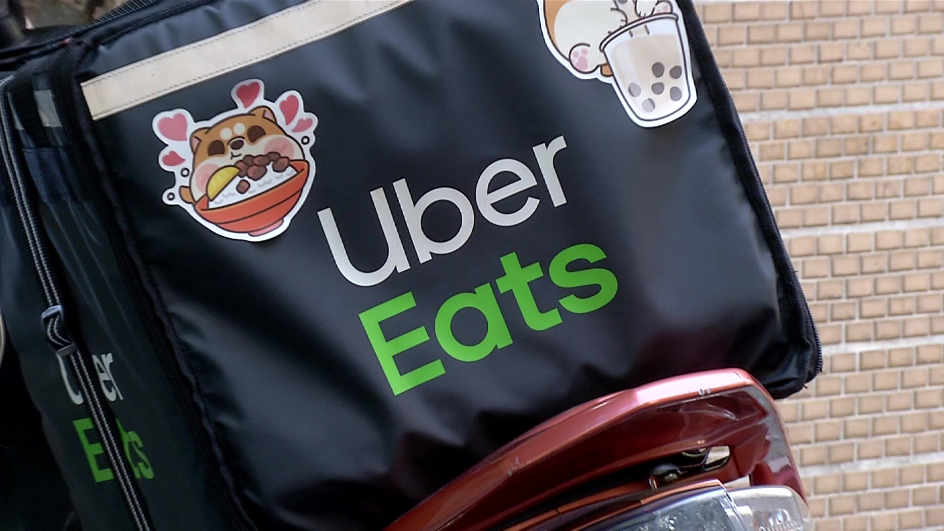 「疊單」計算方式遭認定違法 Uber Eats服務費每單漲4至6元