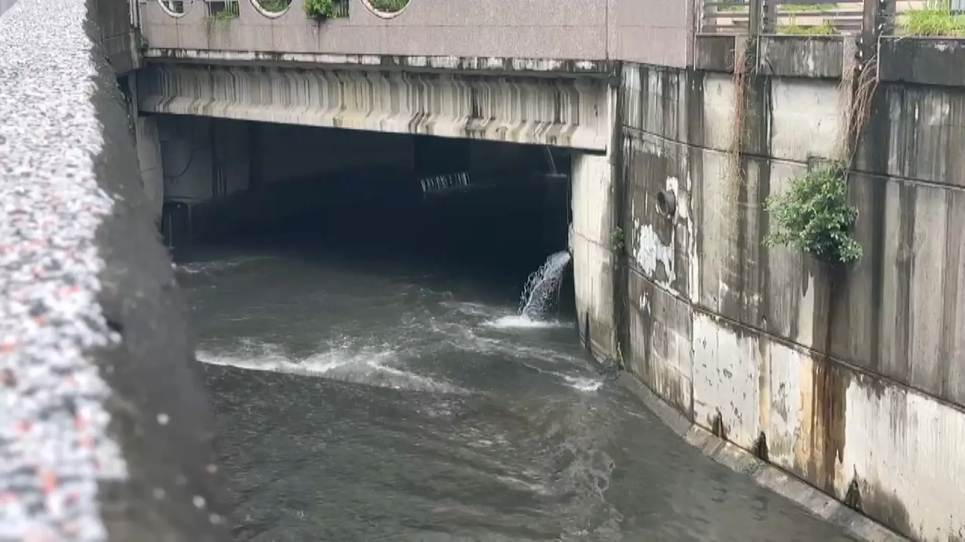 疑將整包垃圾丟進柴頭港溪 台南環保局鎖定涉案車輛開罰