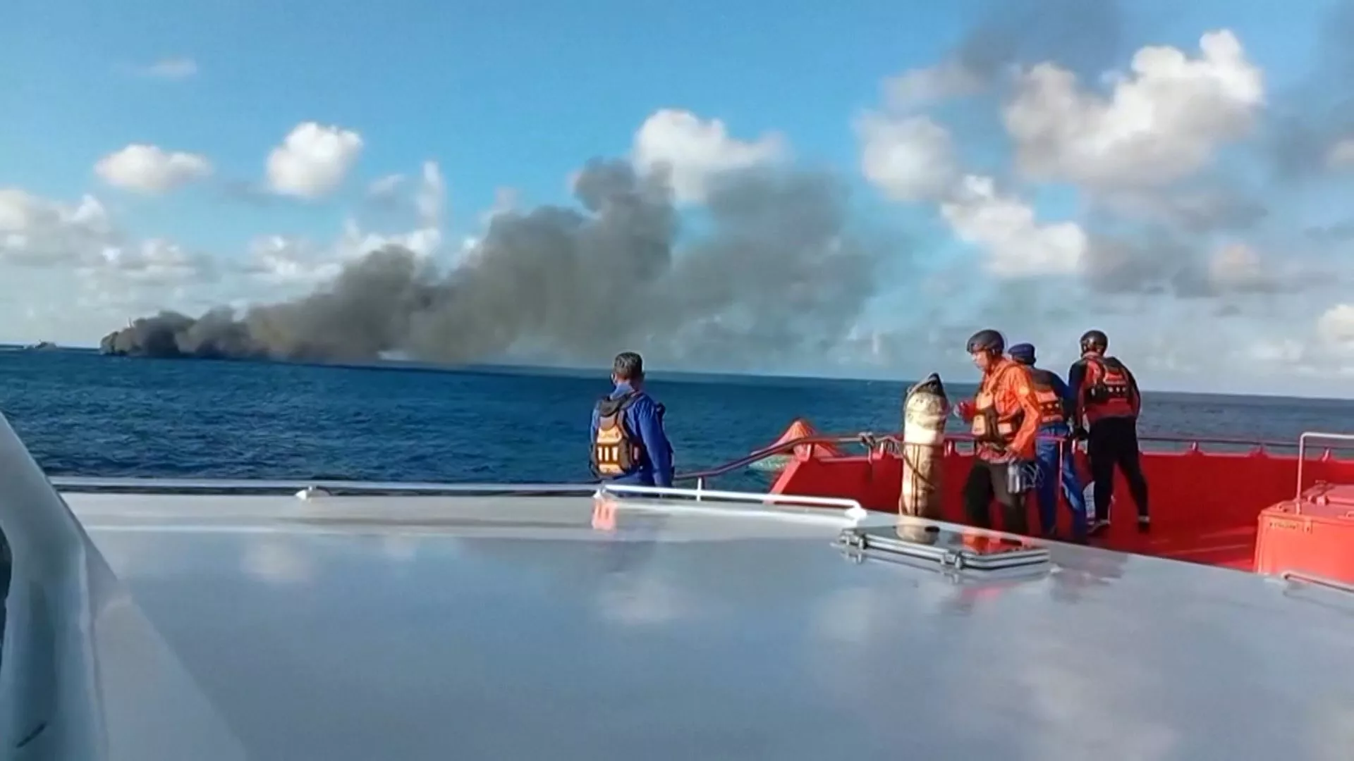 Feri Bali terbakar di tengah laut, 1 tewas, 2 luka, 200-an diselamatkan