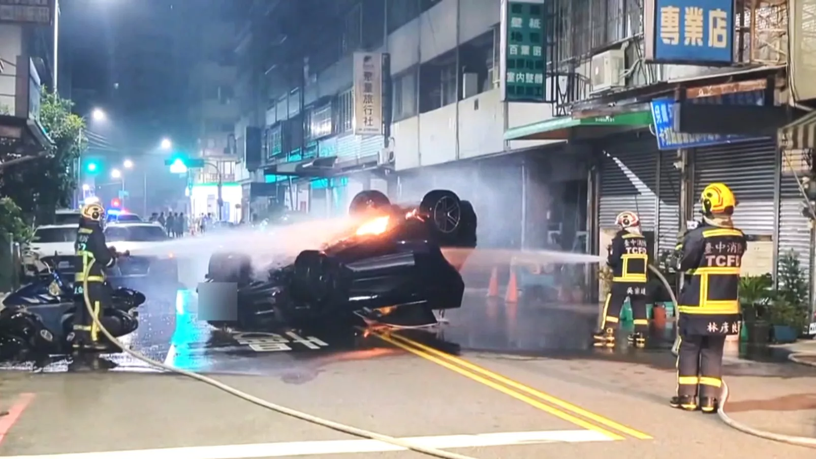 台中休旅車自撞翻覆起火 駕駛稱雙眼視差、忘戴眼鏡釀禍