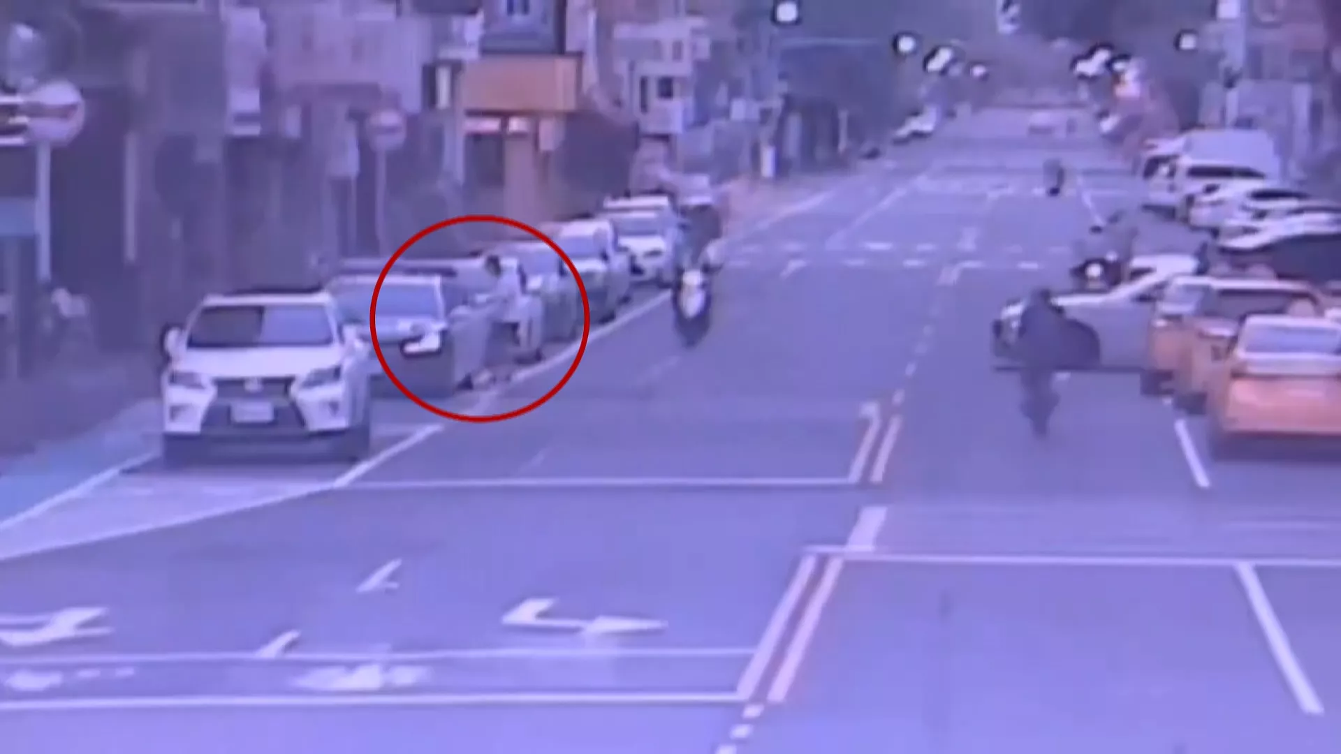 高雄男闖警車辯稱酒醉開錯門 疑蓄意拍惡作劇片警方擬開罰