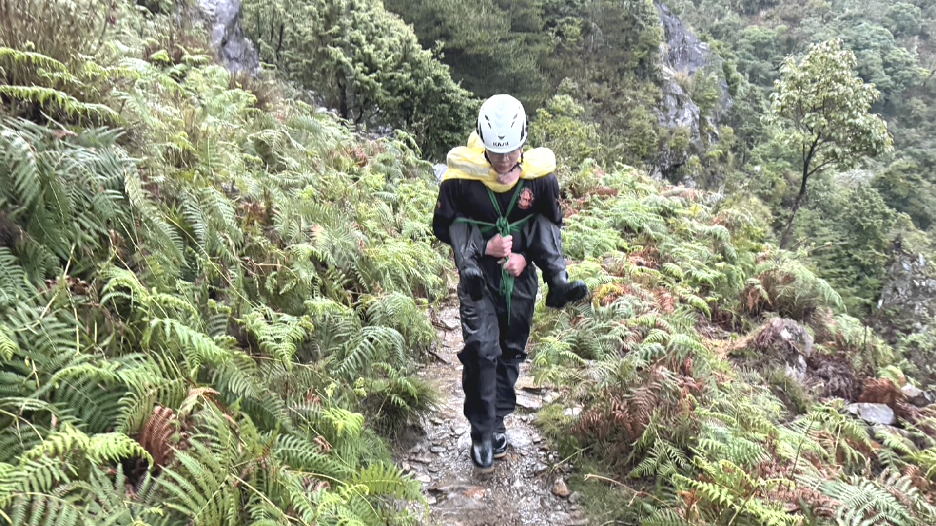 10歲女童攀玉山疑高山症發作 搜救人員輪流揹下山送醫