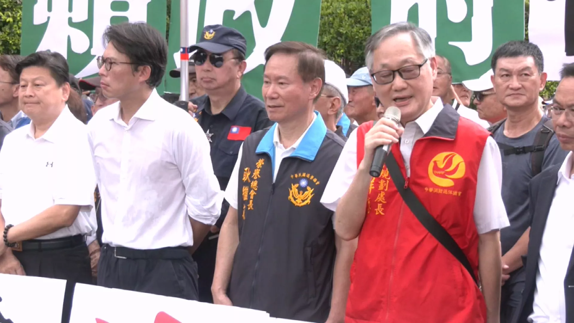 不滿未編列提高待遇預算 退休警消赴政院抗議