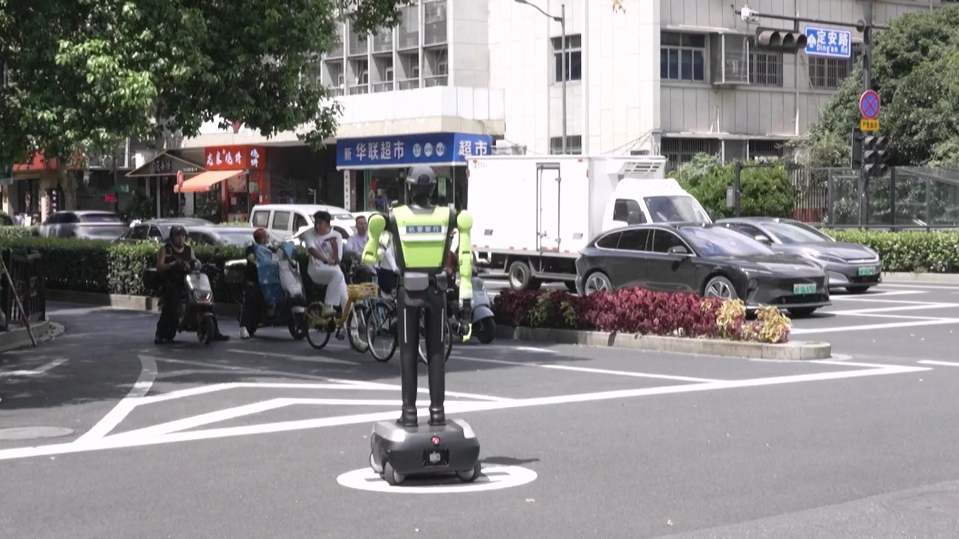 中國積極發展人形機器人 杭州有機器人協助指揮交通