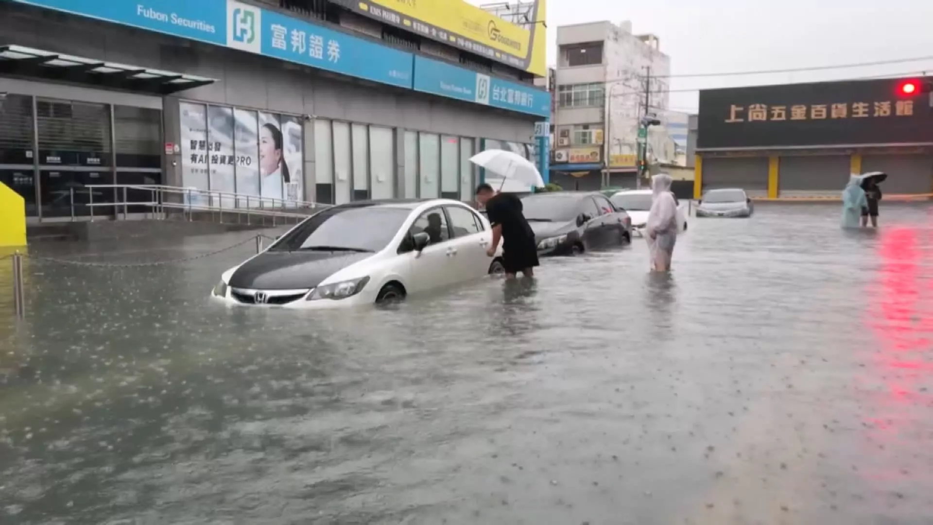 台南清晨暴雨多處地區淹水 週日起雨勢更明顯