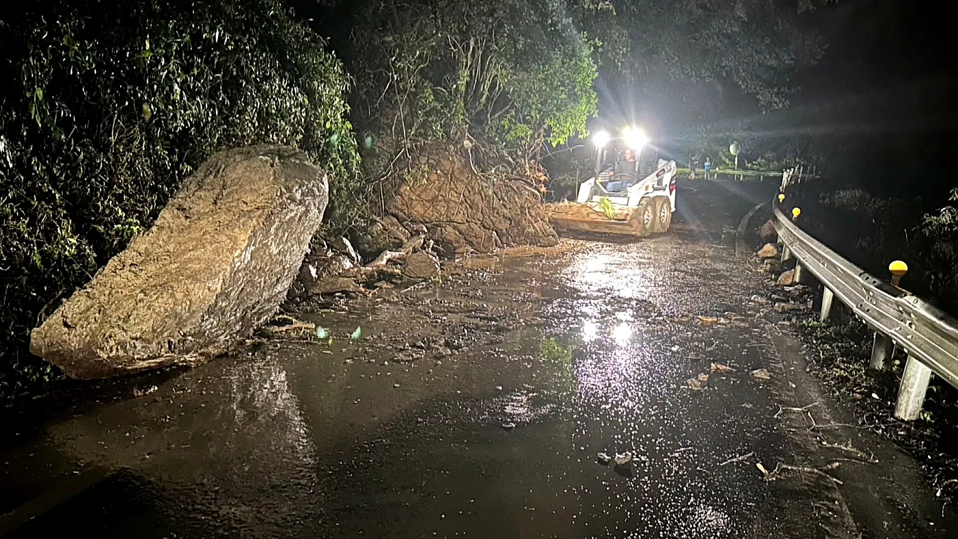 台14甲線落石坍方阻路 公路局獲報搶修今晨恢復通行