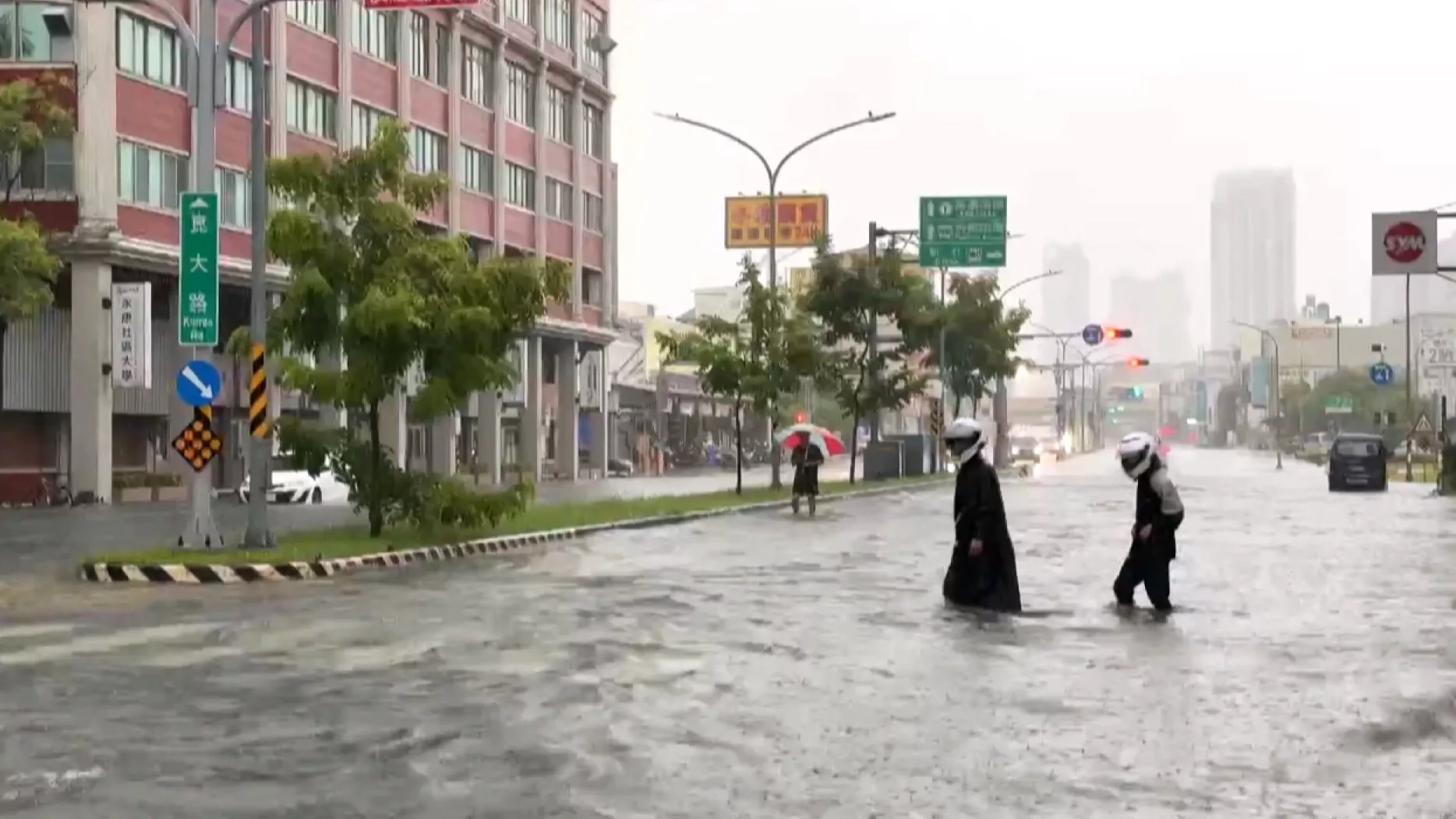 台南連2天大雨多區積淹水 大灣、崑大路水深一度至小腿肚