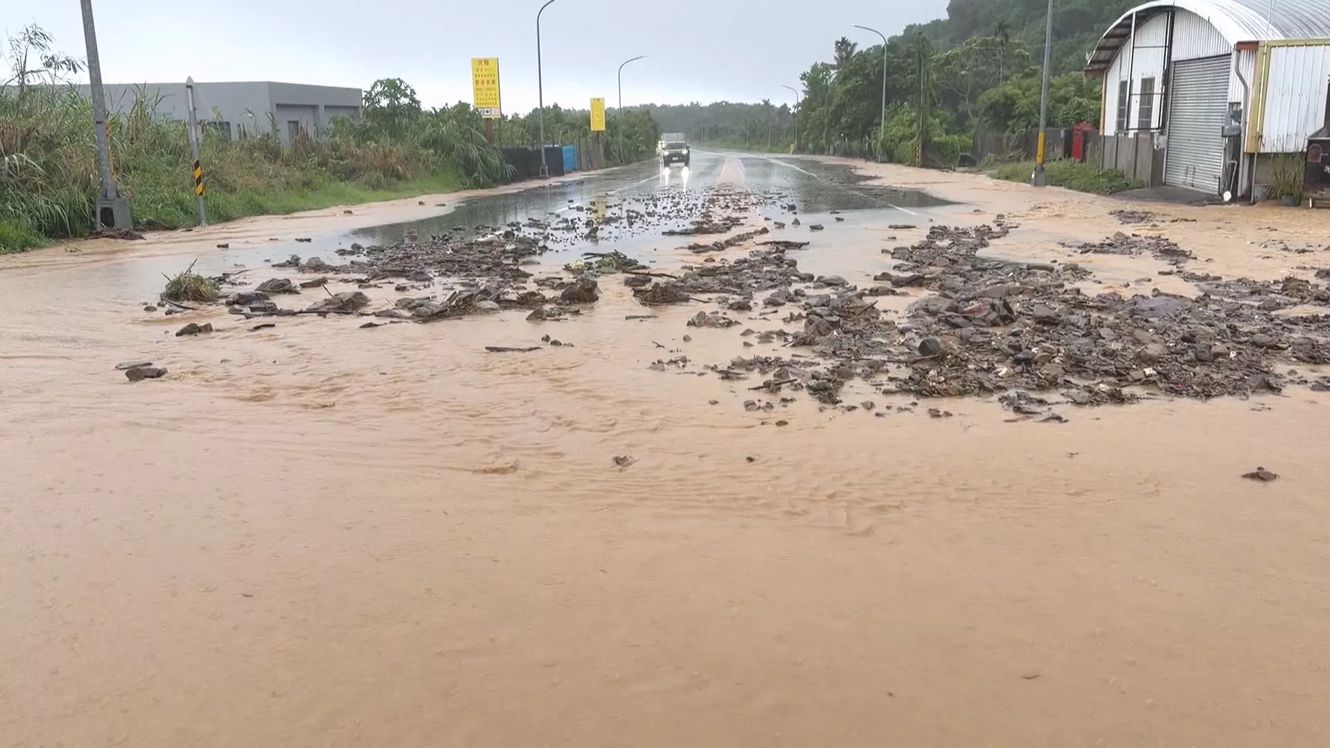 台東全縣多處豪雨積淹水災情 警方協助撤離太麻里獨居長者