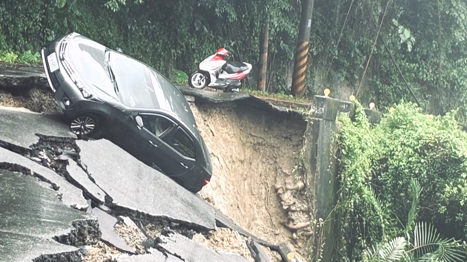 台南豪雨釀六甲山區道路坍方 轎車行經滑落邊坡