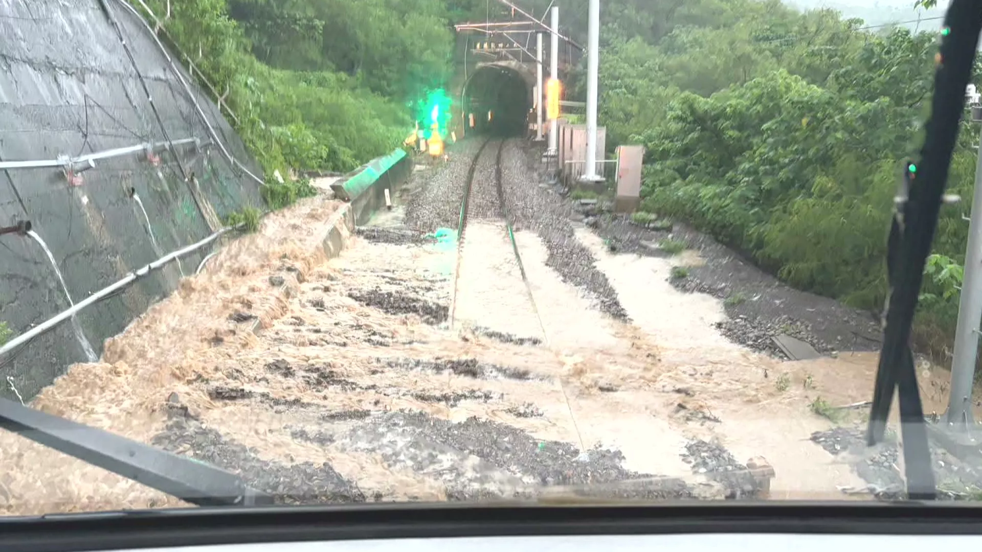 強降雨致台鐵枋山路段土石流 南迴列車今全日停駛