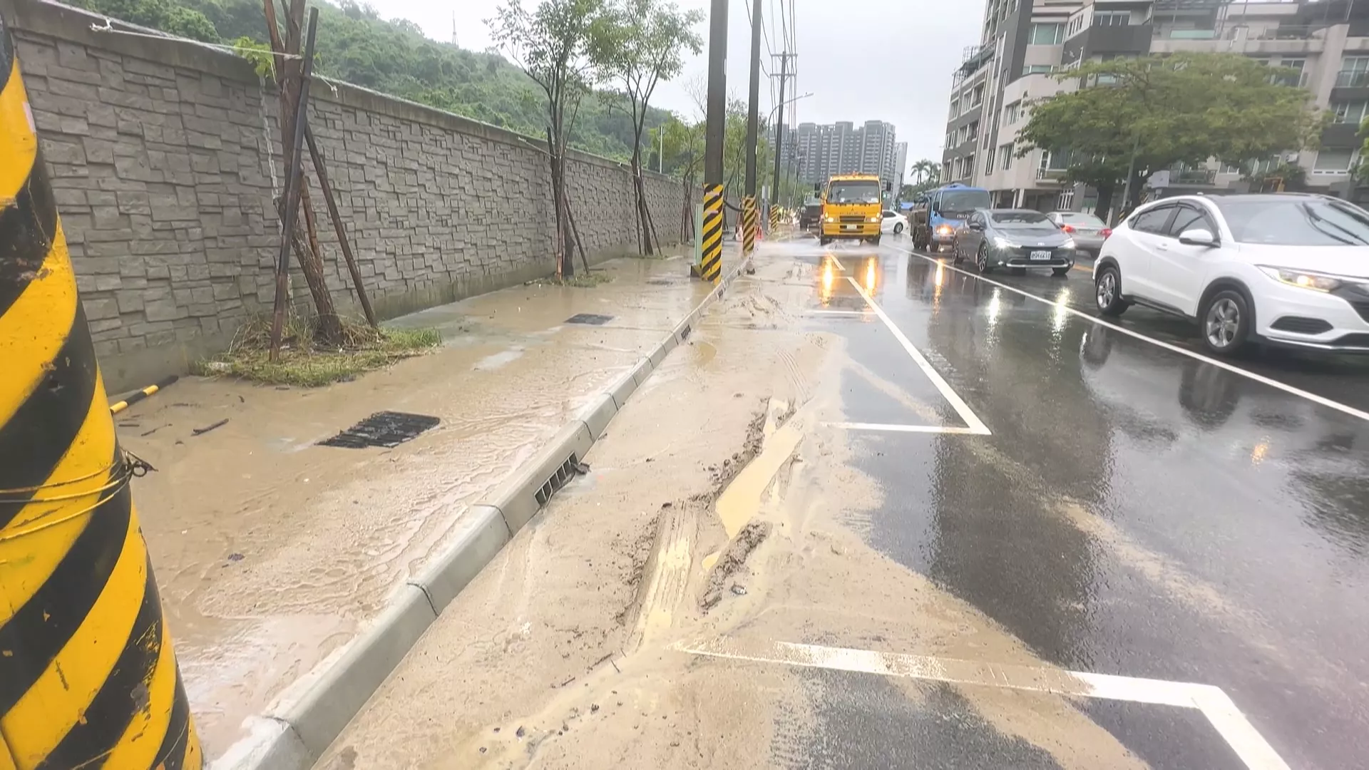 接連強降雨鼓山區嚴重積水 水退後成滿地泥濘