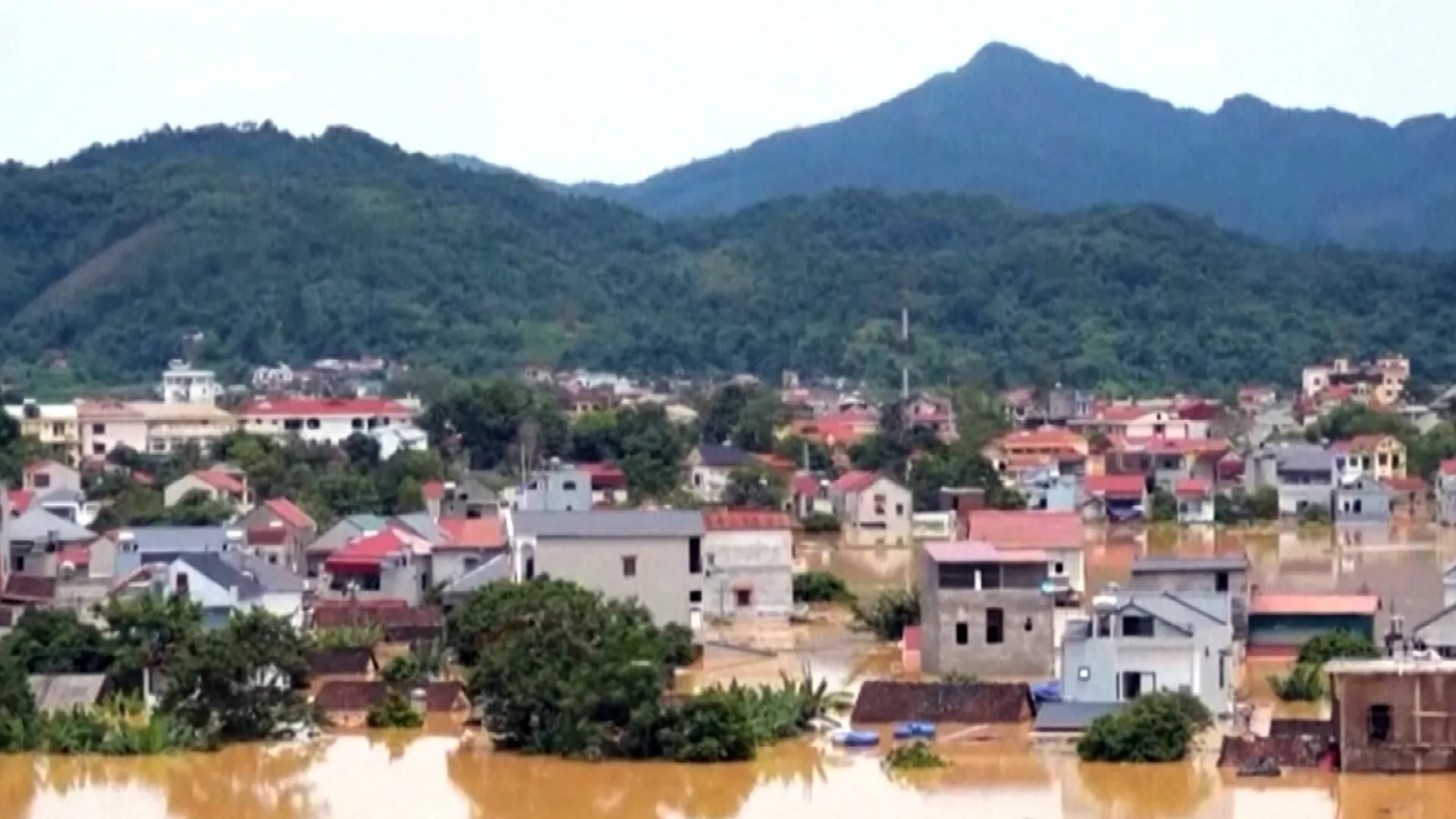 Việt Nam: Bão Narra hoành hành vịnh Bắc Bộ, 2 người thiệt mạng