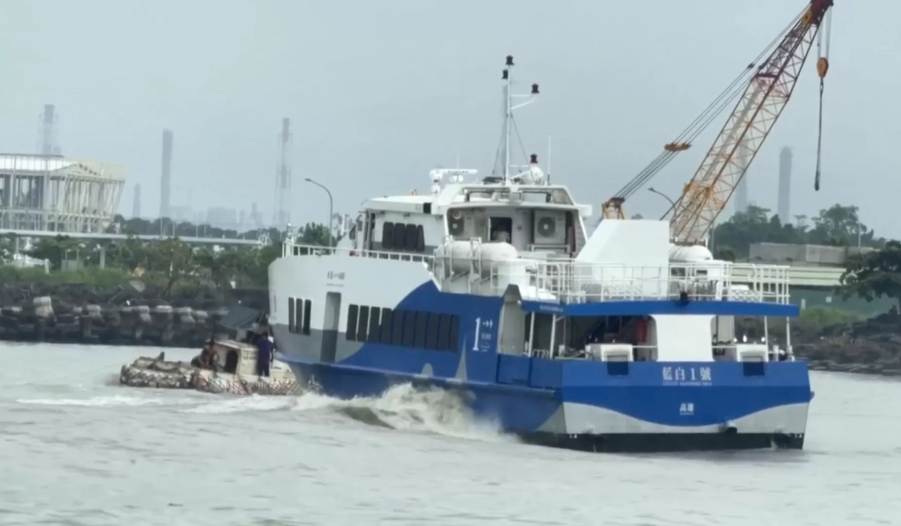 東琉線交通船靠沙 牢咧東港碼頭三點半鐘